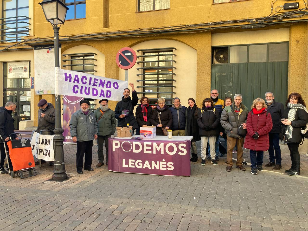 explicando a los vecinos las deficiencias de lso servicios sociales en Leganés